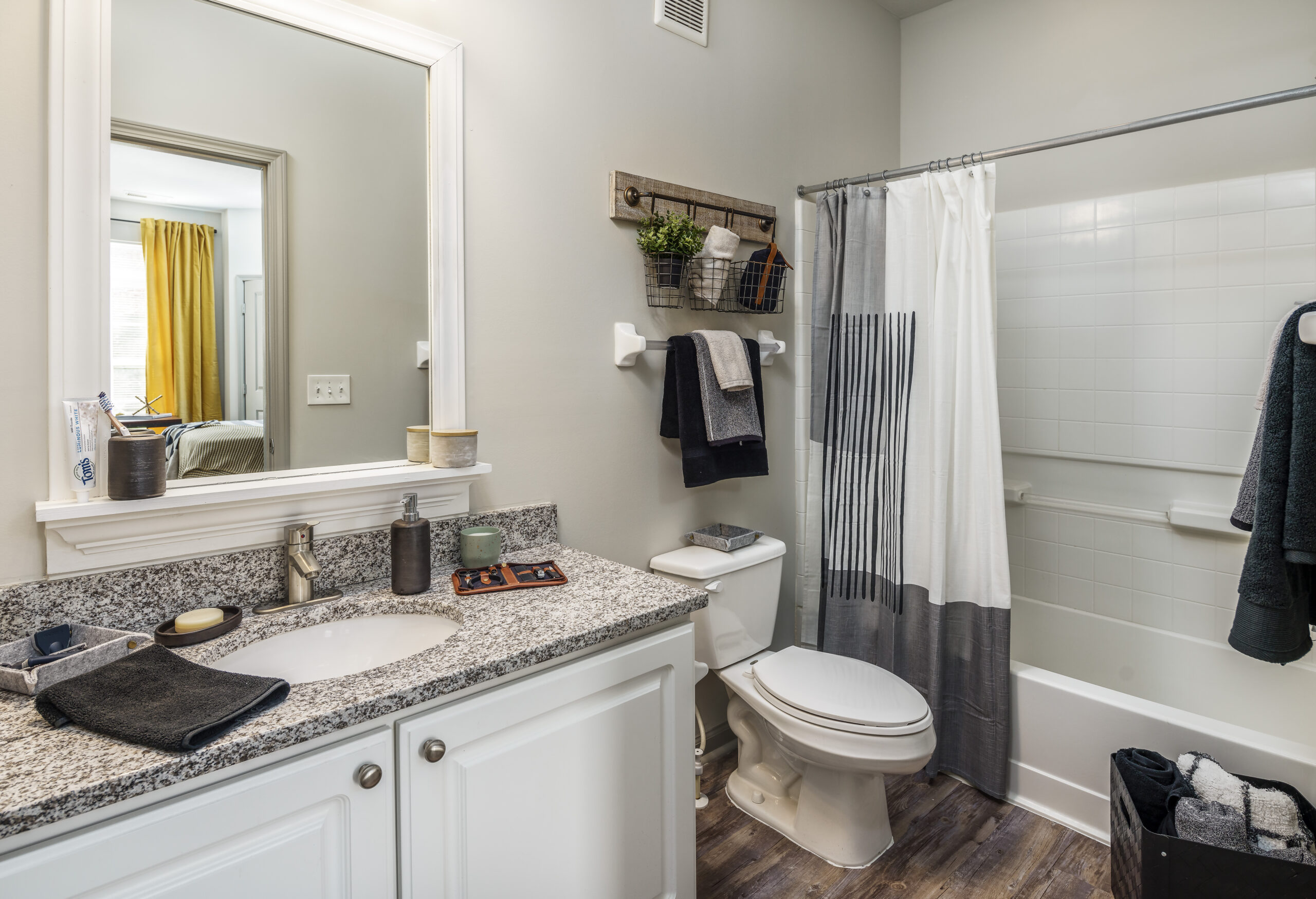 bathroom with tub